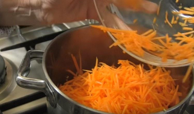 Răspândim dovleacul la meiul care fierbe.