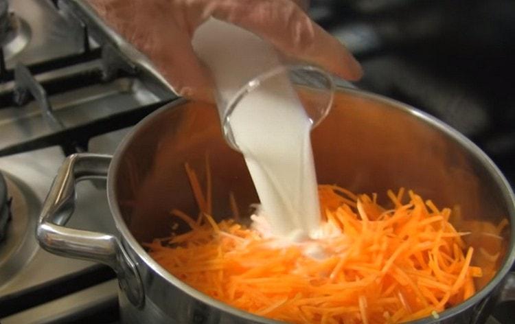 Adăugați lapte în terci.