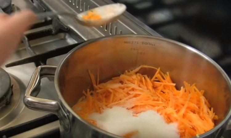 Adăugați zahărul și puțină sare.