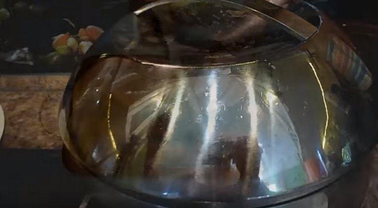 Cubrimos el estofado con una tapa y dejamos cocer al fuego pequeño.