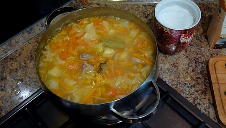 Agregue sal, pimienta y laurel.