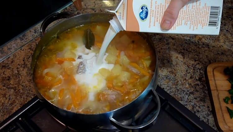 Introduzca la crema en el estofado.