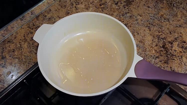 Calentamos la sartén, vertimos el aceite vegetal.