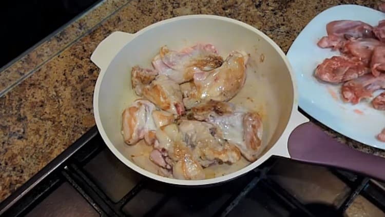 Fríe el conejo hasta que esté dorado.