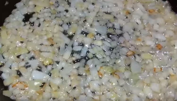 מטגנים בצל קצוץ דק במחבת.