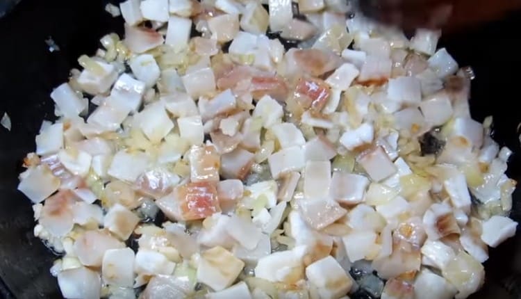 הוסף דגים לבצל.