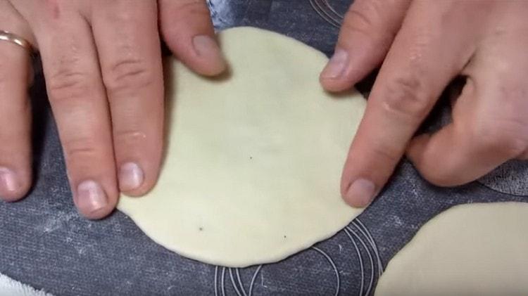 כל חתיכת בצק מגלגלים לעוגה.