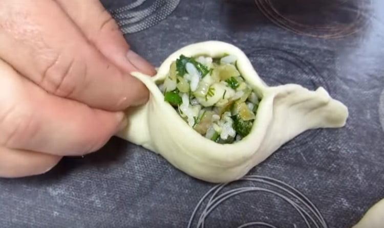 אנו מחברים את שולי העוגה כך שהמלית נראית באמצע.