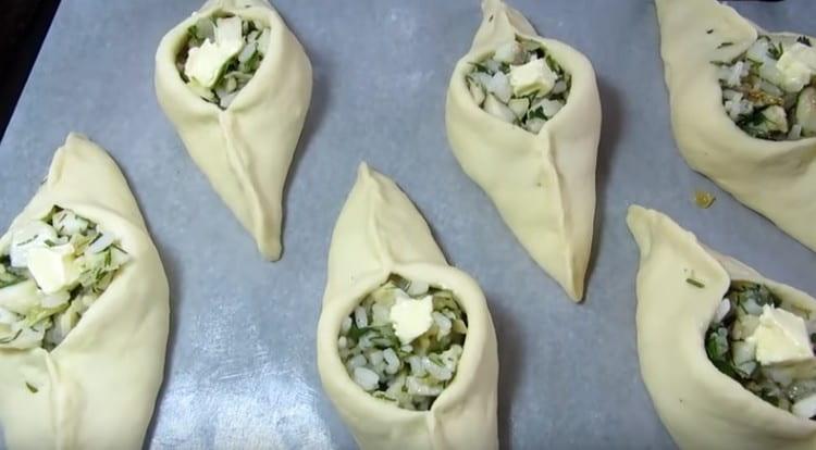 פרשנו את הפשטידות על תבנית אפייה, שמנו חתיכת חמאה בכל פשטידה.