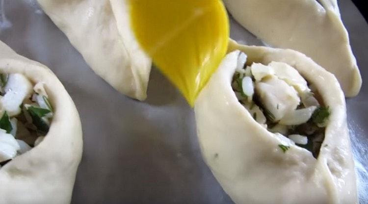 משמנים את הקציצות בביצה טרופה ושולחים לתנור.