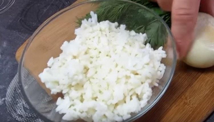 מרתיחים אורז מראש.