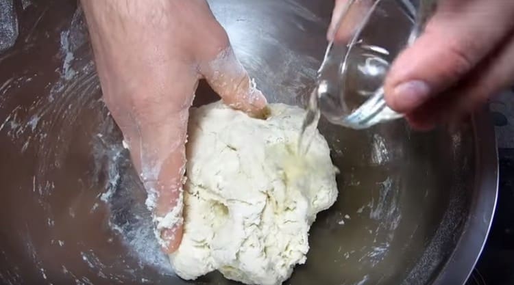 אנו מכניסים שמן צמחי לבצק כמעט מוגמר.