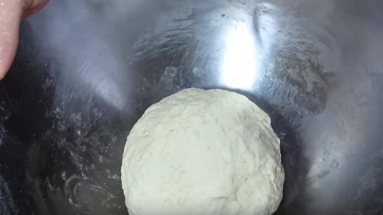 משאירים את הבצק במקום חמים כך שהוא יתפח.