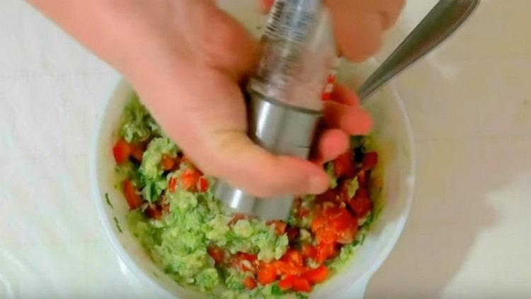 Добавете домата към почти готов сос, сол и черен пипер на вкус.