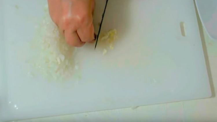 Смелете лука и чесъна.