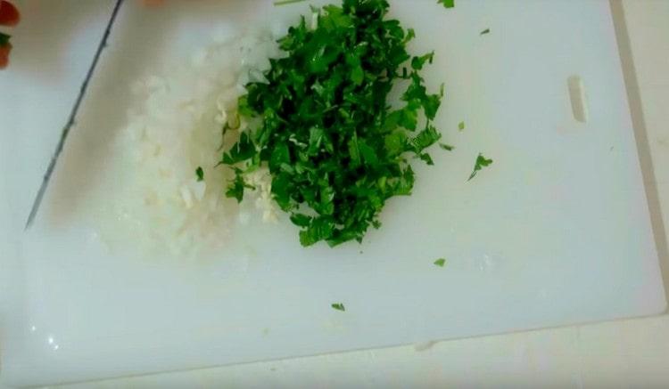 Нарежете зелените, колкото е възможно по-фино.