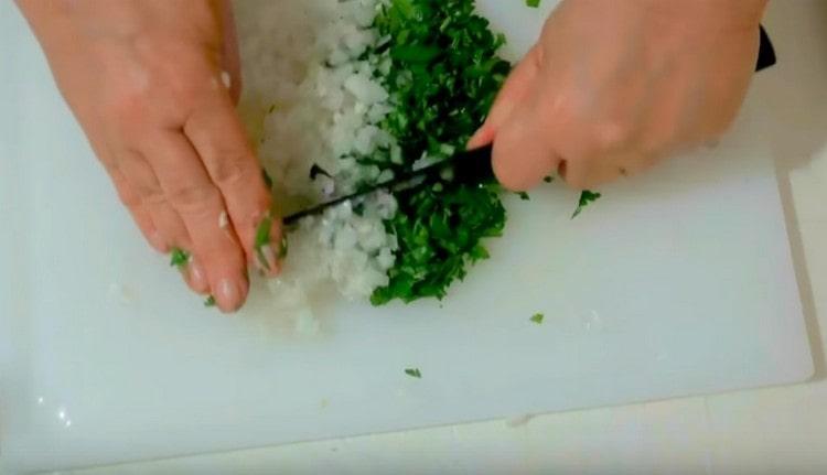 За пореден път с нож минаваме през лука с чесън и билки.