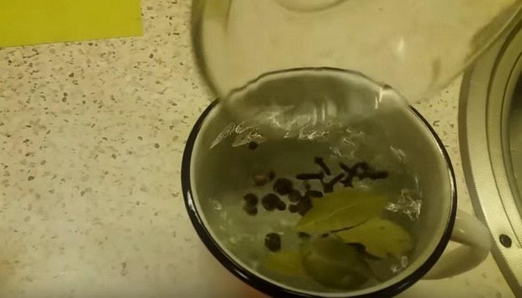 Към водата добавете сол, захар, дафинов лист, черен пипер.