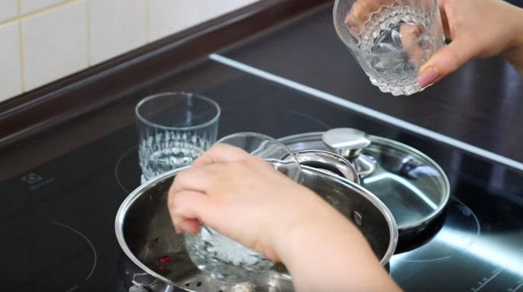 Ajouter le sel, le sucre, le vinaigre et la feuille de laurier.