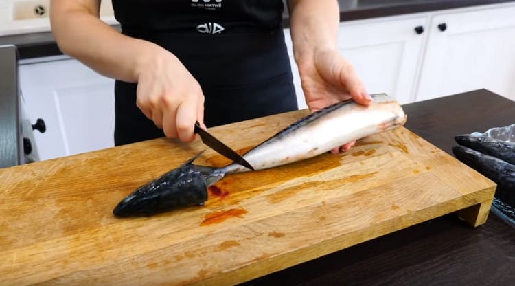 À la carcasse d'un maquereau, nous coupons la queue et la tête.