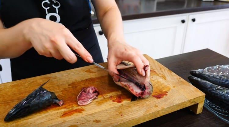 Nous ouvrons le ventre du poisson, extrayons l'intérieur.