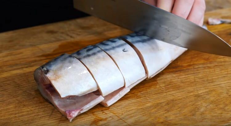 Couper le poisson en morceaux.