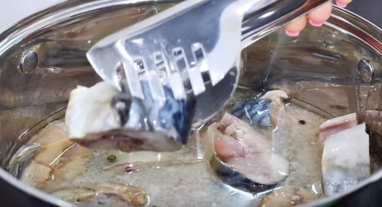 Répartir les morceaux de poisson dans la marinade refroidie.