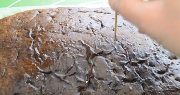 Disponibilitatea coacerii poate fi verificată cu o broșă din lemn.