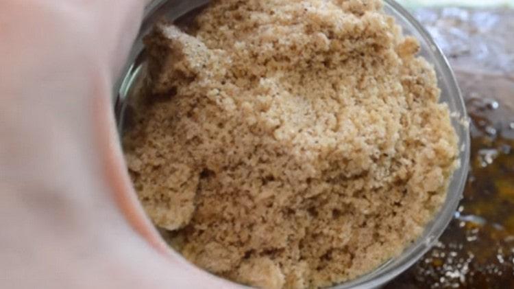 Pentru a pregăti o stropire pentru o plăcintă, trebuie să macinați nuci cu zahăr și scorțișoară într-un blender.