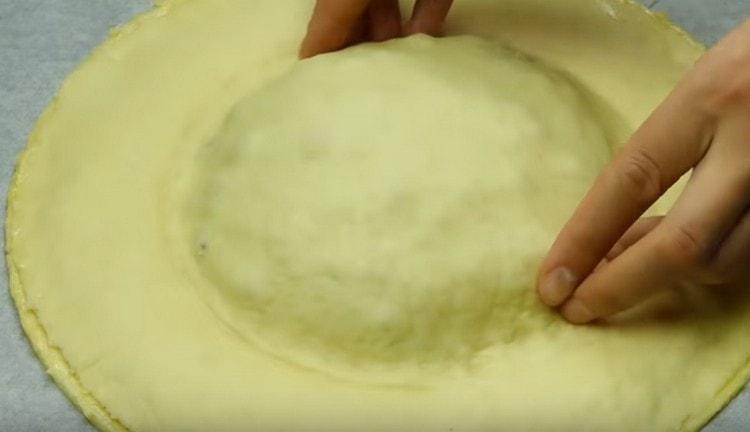 Selectați dealul de carne în centrul plăcintei.