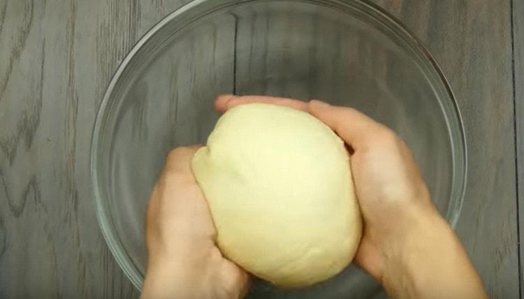 Se frământă aluatul neted.