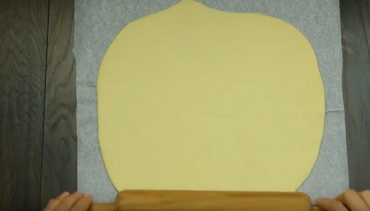 Turnăm o parte din aluat chiar pe pergament.