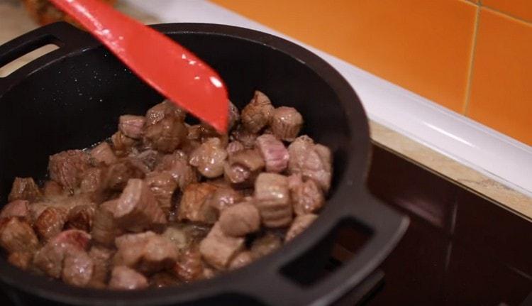 Fríe la carne hasta que esté dorada.