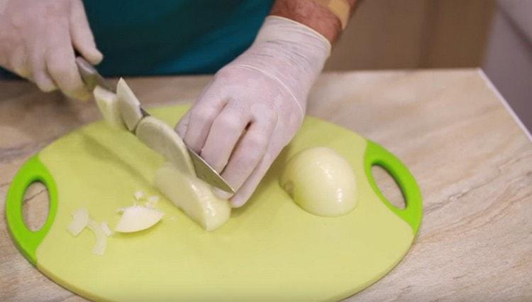 Cortar la cebolla en cuartos.