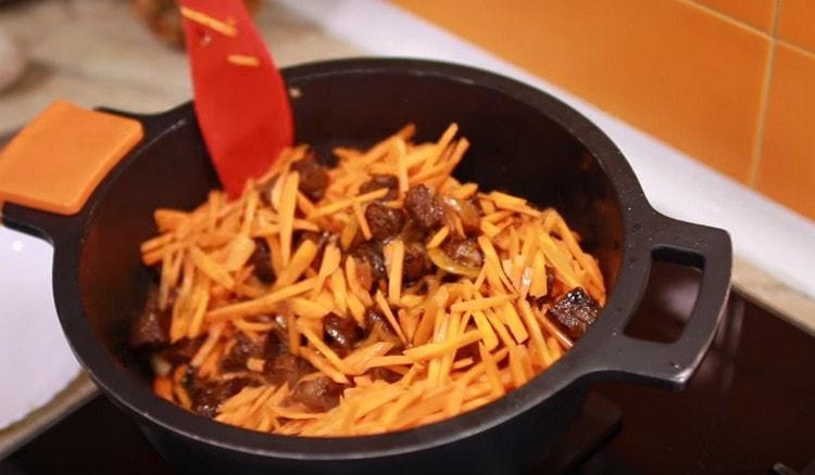 Agregue las zanahorias, cocine a fuego lento hasta que estén suaves.