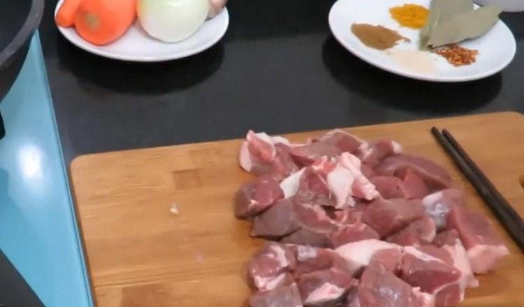 Couper la viande en petits morceaux.