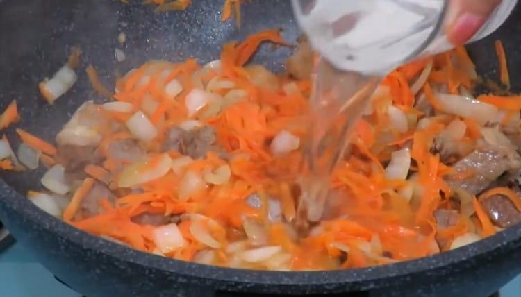 Versez de l'eau et laissez la viande avec les légumes au ragoût.