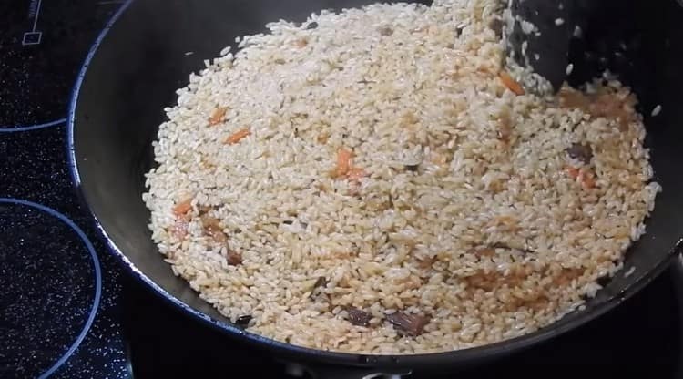 À ce stade, vous pouvez ajouter des gousses d'ail si vous le souhaitez.