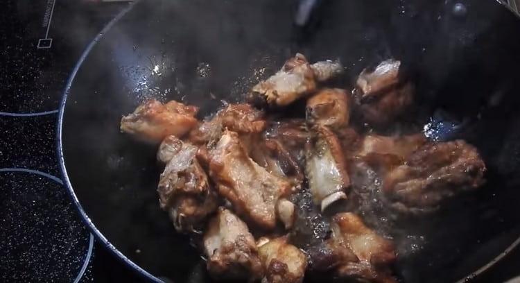 Posez la viande et faites frire.