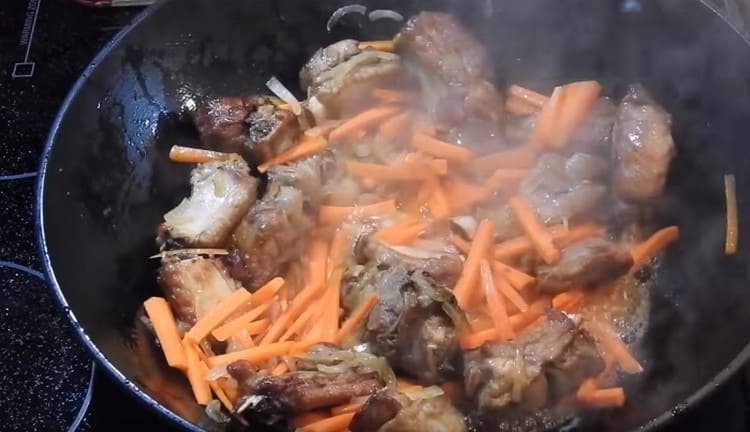 Ajouter les carottes.