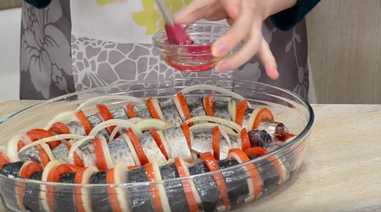 Преди да изпратите във фурната, намажете скумрията с растително масло.