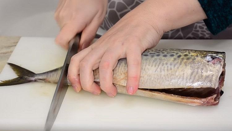 Почистваме рибата, отрязваме перките и опашката.