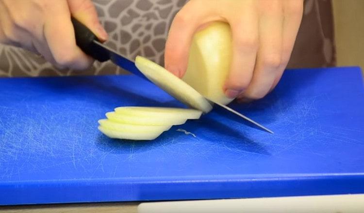 Нарежете лука на пръстени.