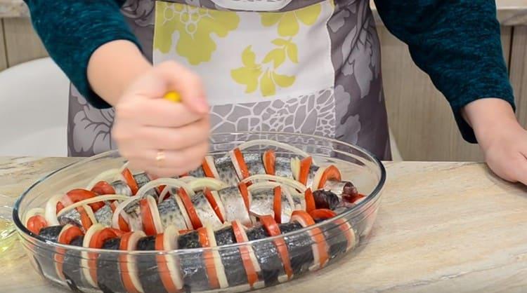 Изсипете лимонов сок върху ястието.