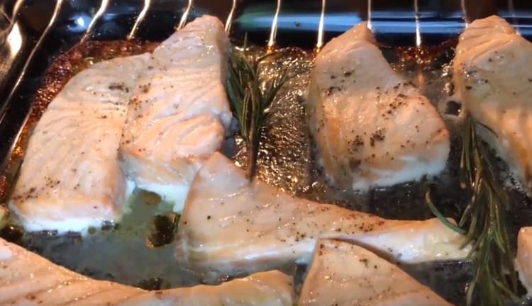 Ryby posíláme do trouby a pečeme.