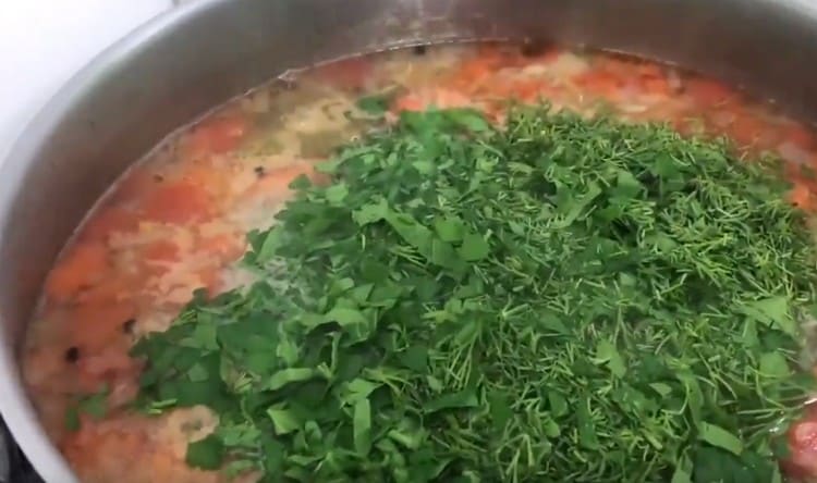 Na samém konci přípravy přidejte nakrájenou zeleninu.