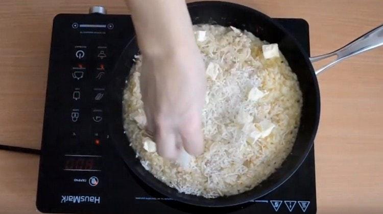 في أكلة جاهزة تقريباً ، أضيفي جبنة كريمية ، بالإضافة إلى البارميزان