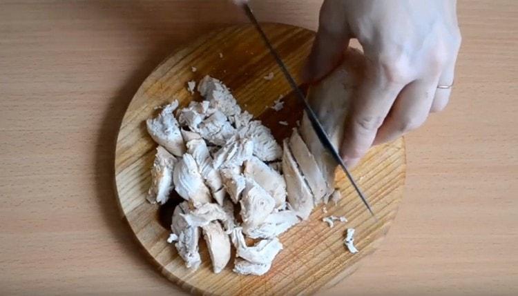 قطع اللحم إلى قطع صغيرة.