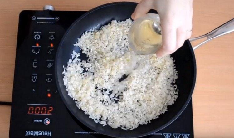 أضف كوبًا من النبيذ الأبيض.