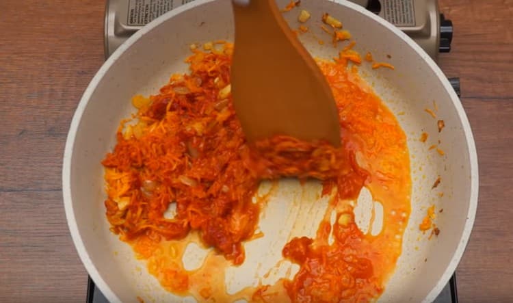 Et par minutter tilbereder vi og fjerner det fra komfuret.